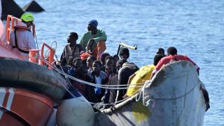 Salvamento Marítimo rescata a 75 inmigrantes a bordo de un cayuco al sur de El Hierro y los traslada al puerto de La Restinga.
