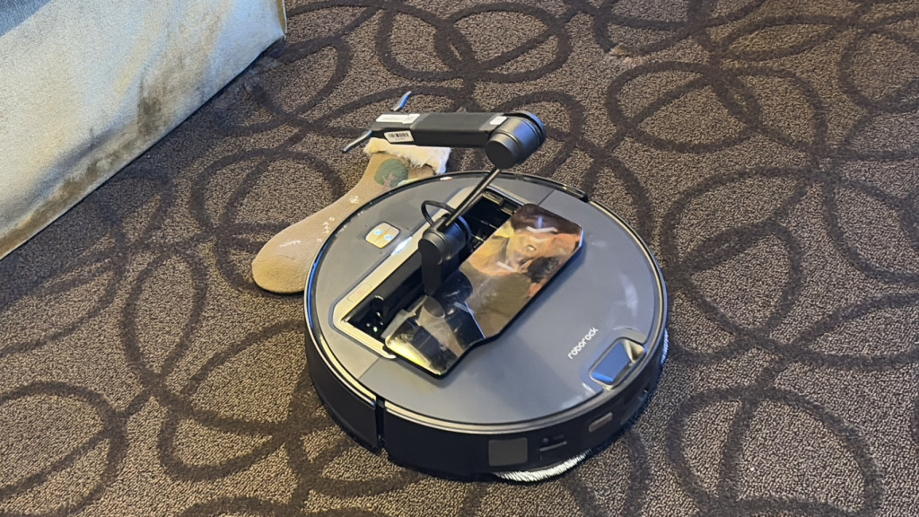 Roborock Saros Z70 en plena maniobra de despliegue de brazo robótico
