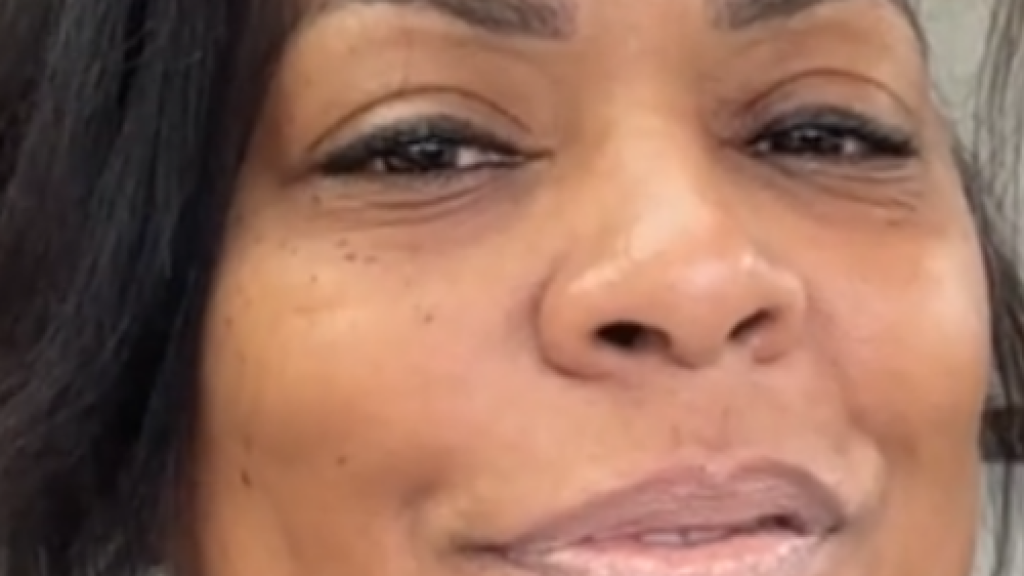 Cheryl (@just.cherl) divulga sobre el cáncer colorrectal en TikTok.