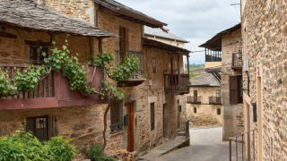 Pueblo medieval con casas de piedra.