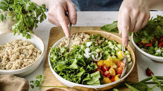 La ensalada por menos de 3 euros que aconseja un nutricionista para empezar el año de manera saludable