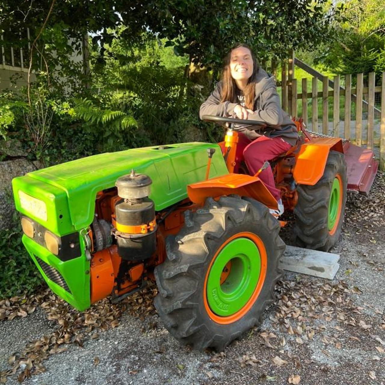 Sandra Martínez en un tractor.