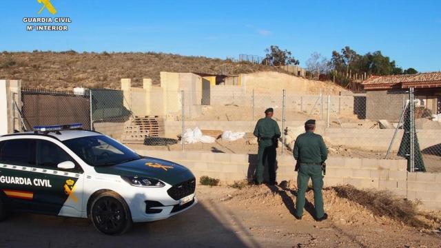 La Guardia Civil en una construcción ilegal de Alicante.