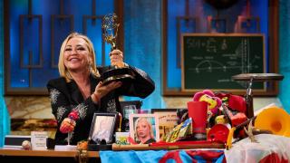 Belén Esteban posa con el Emmy de 'La Promesa' en 'La Revuelta' de Broncano.