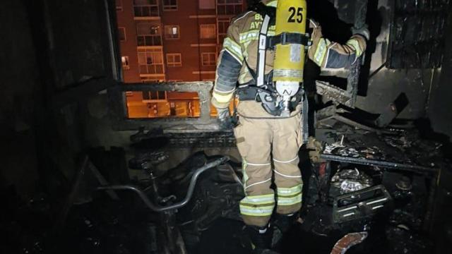 Un bombero en la casa incendiada
