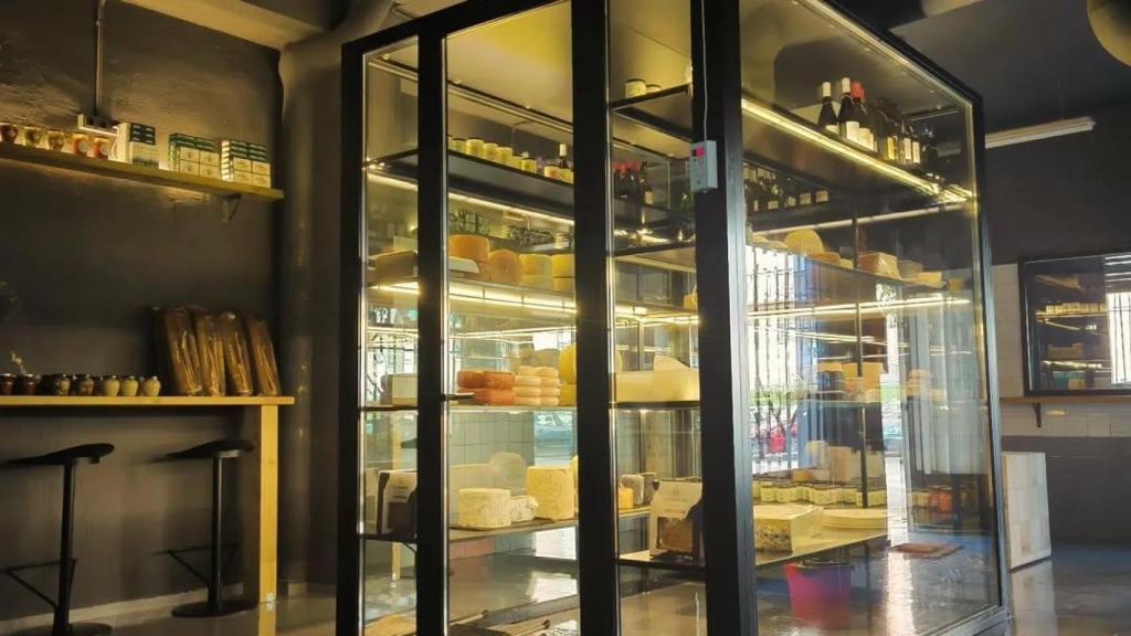 Así es la nueva tienda de quesos que se esconde en el barrio madrileño de Arganzuela: