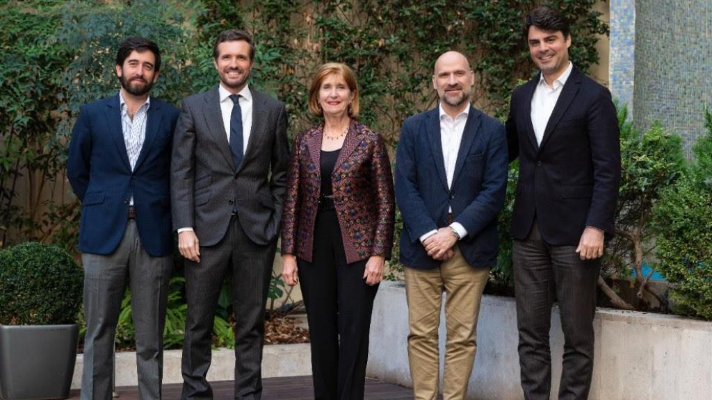 Los socios de Hyperion Fund, con Pablo Casado en el centro, con Paula Dobriansky, ex subsecretaria de Estado de EEUU.