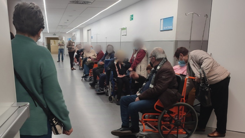 Imagen difundida por el sindicato MATS de personas esperando a ser atendidas en el Hospital 12 de Octubre de Madrid.