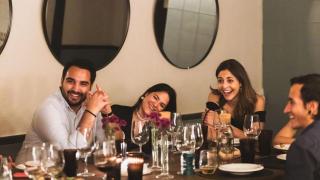 Las cenas clandestinas con desconocidos, una tendencia imparable en los últimos meses en Madrid: Se hacen amigos