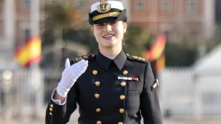 La Princesa, con su uniforme de la Marina en el puerto de Cádiz.