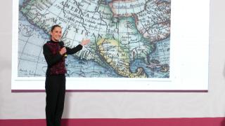 La presidenta de México, Claudia Sheinbaum, muestra un mapa del mundo de 1661 que muestra las Américas y el Golfo de México en respuesta a los comentarios del presidente electo de Estados Unidos, Donald Trump.