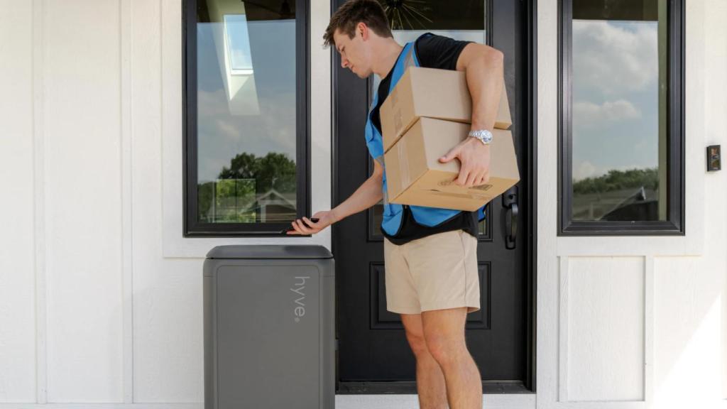 Un repartidor junto con una cápsula inteligente hyve.
