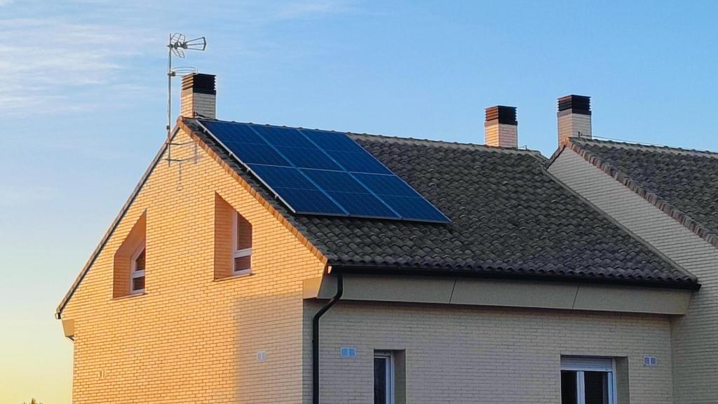 Unas placas solares instaladas en el tejado de una casa