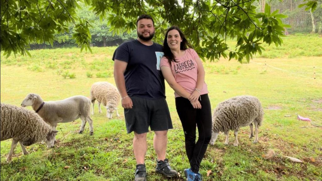 José Piñeiro y Sandra Martínez, en su granja en Narahío, en San Sadurniño.