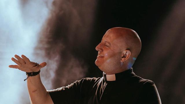 Padre Guilherme, el sacerdote DJ de 50 años que pincha techno