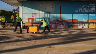 Trabajadores en el centro comercial Bonaire, Aldaia (Valencia). Europa Press / Eduardo Manzana