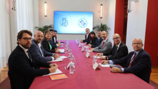 Concejales y alcaldesa reunidos con el Rector y los vicerrectores, durante una reunión.