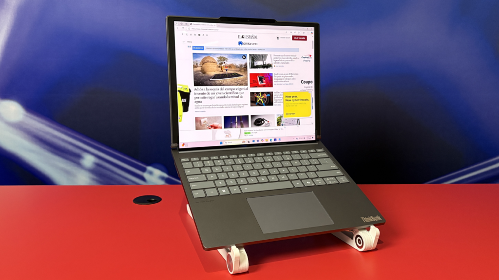 ThinkBook Plus Gen 6 Rollable en su estado enrollado