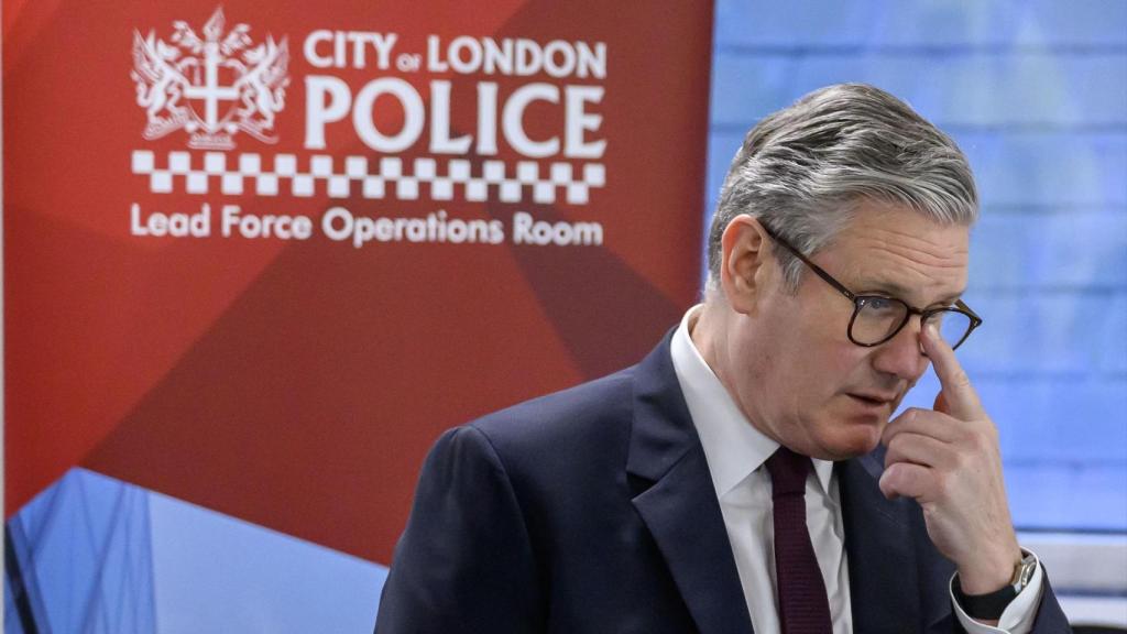 Keir Starmer visita, el pasado 9 de enero, la comisaría de la ciudad de Londres para reunirse con agentes de policía y representantes de diferentes equipos encargados de hacer cumplir la ley, mientras expone los detalles del nuevo régimen de sanciones del gobierno contra la migración ilegal y el crimen de inmigración organizada.