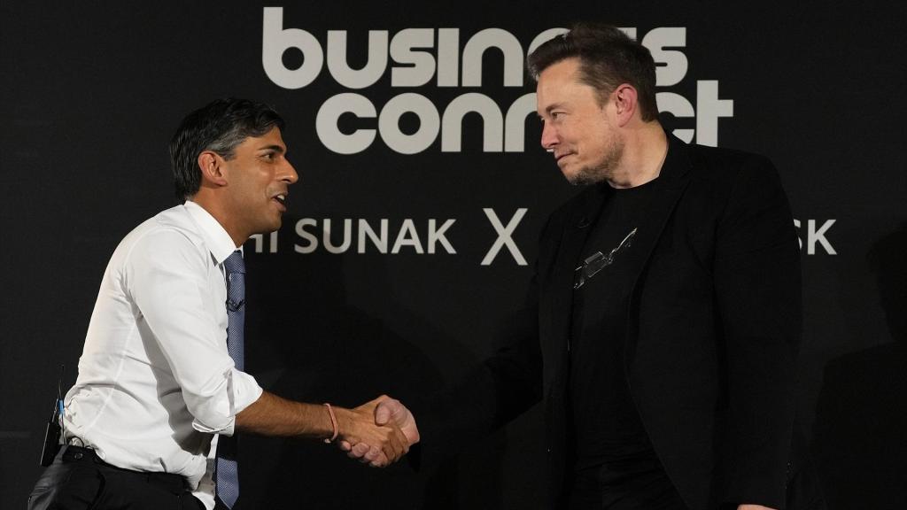 Elon Musk (d) estrecha la mano del exprimer ministro británico conservador Rishi Sunak (i) durante una cumbre sobre inteligencia artificial celebrada en Londres el noviembre de 2023.