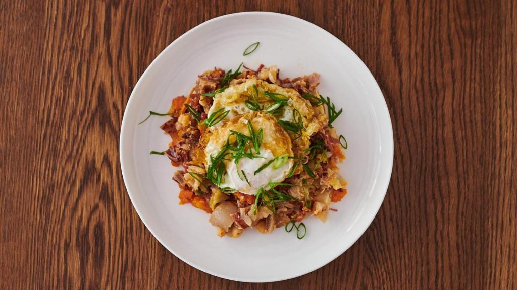 El plato de ropa vieja de verduras con huevo en La Cocina de Frente.