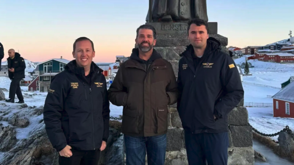 Donald Trump Jr. frente a la estatua de Hans Egede en Nuuk, Groenlandia, durante una visita privada.