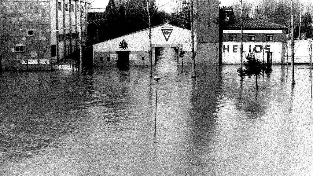 Exterior de Helios en una crecida del Ebro.