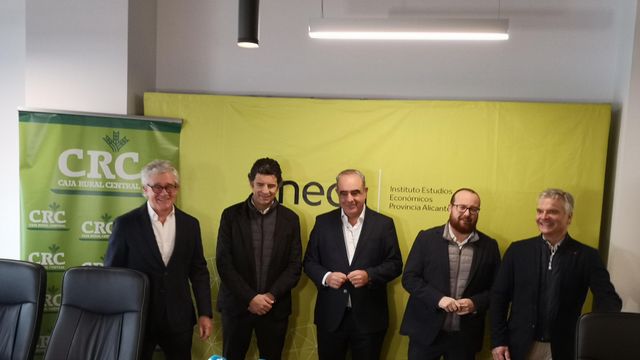 Nacho Amirola, centro, en una presentación anterior de Ineca.