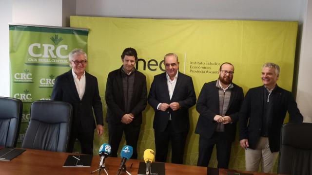 Nacho Amirola, centro, en una presentación anterior de Ineca.