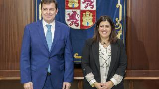 El presidente de la Junta de Castilla y León, Alfonso Fernández Mañueco, junto a la alcaldesa de Benavente, Beatriz Asensio, durante una reunión mantenida este jueves 9 de enero