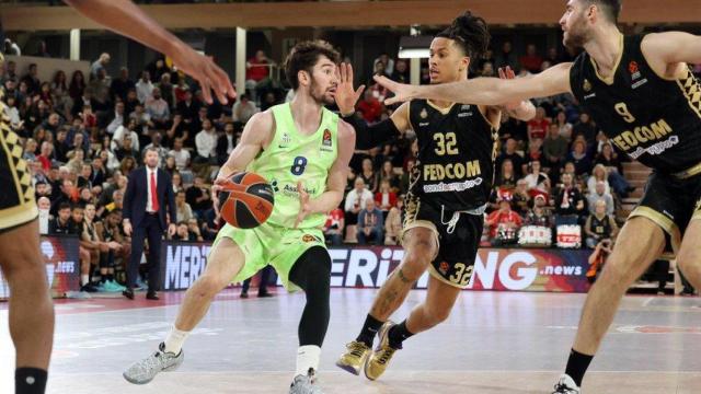Darío Brizuela, en el partido del Barça ante el Mónaco.