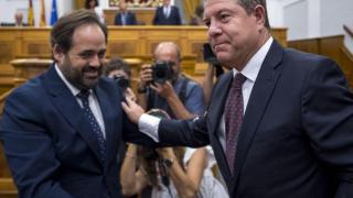 Emiliano García-Page y Paco Núñez se saludan en una imagen de archivo en las Cortes de Castilla-La Mancha.