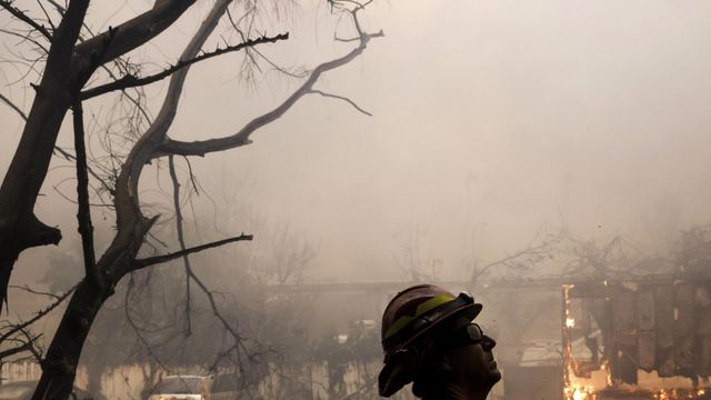 Bombero en L.A. observa la destrucción de las llamas