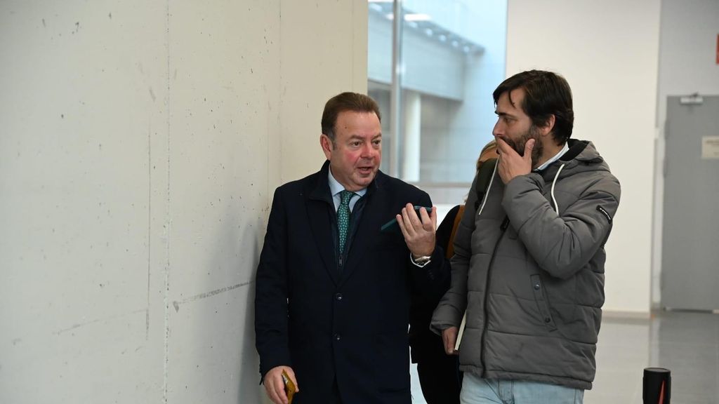 El abogado del hermano de Sánchez, Emilio Cortés, saliendo de los Juzgados de Badajoz este jueves.