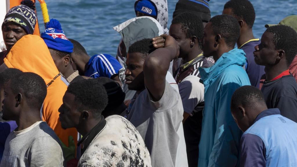 Salvamento Marítimo traslada al puerto de Arguineguín (Gran Canaria) a 64 hombres subsaharianos de un cayuco localizado a 10 kilómetros de la costa. Imagen de archivo.