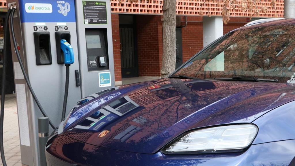 La recarga pública tiene un precio de entre 0,4 y 0,58 euros el kWh.