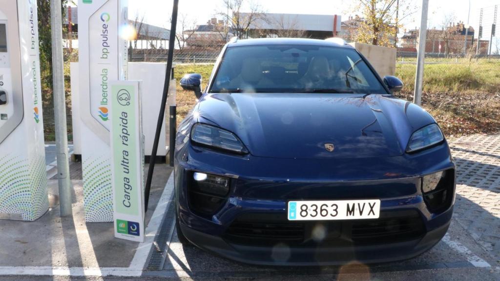 El Porsche Macan en un punto de recarga de 350 kW.