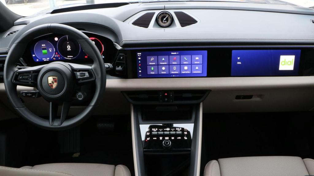 Interior del Porsche Macan con tres pantallas.