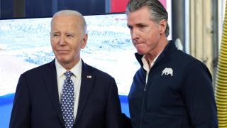 El gobernador de California, Gavin Newsom (d), junto a Joe Biden (i) explicando la situación de los incendios en Los Ángeles.