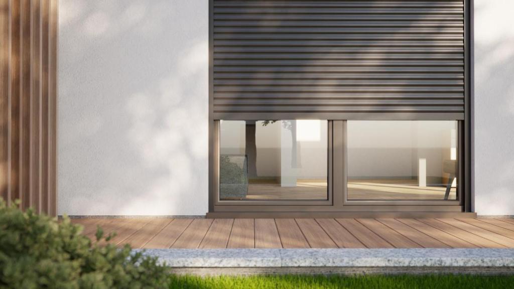 Ventana de una casa con la persiana bajada.