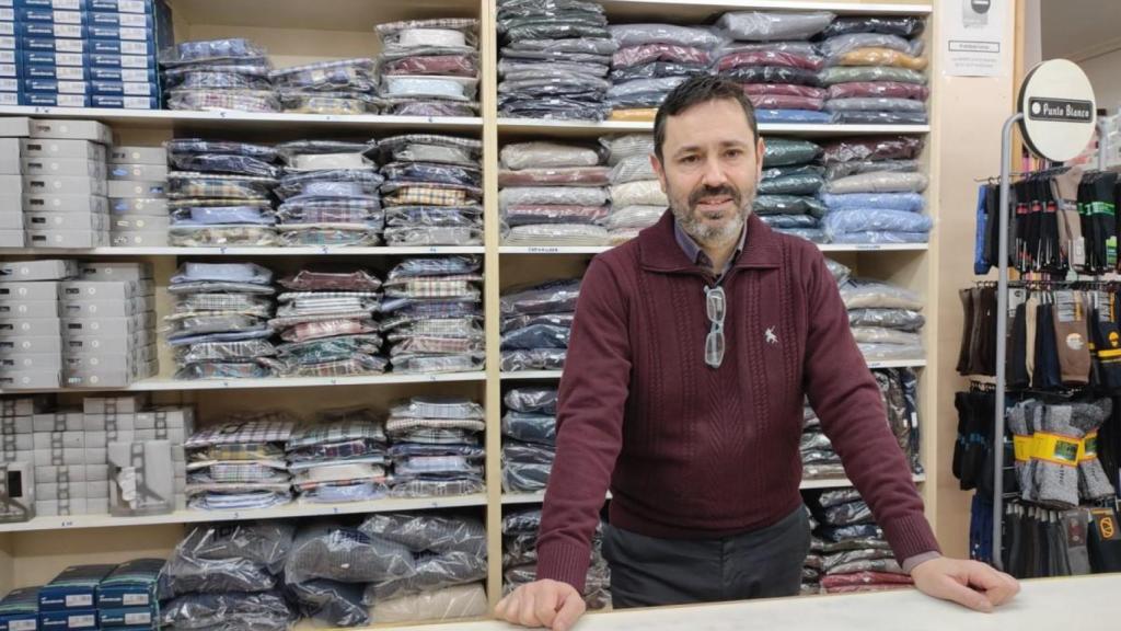 Ramón Martínez, en el interior de la camisería Gala en la calle Torre.