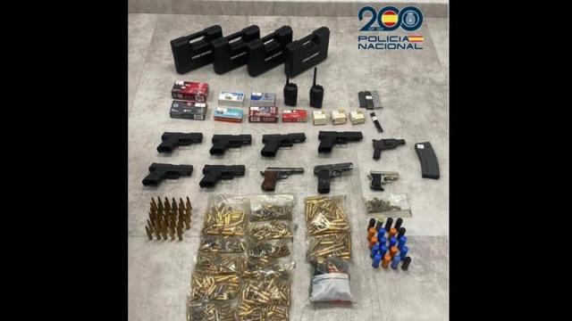 Cinco detenidos en un domicilio de Carabanchel por venta de armas y tráfico de drogas