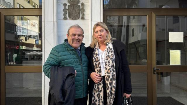 Mereces Estrada, con su abogado, Juan Isidro Fernández.