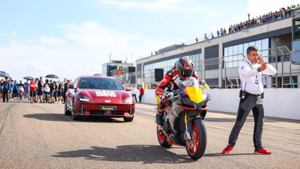 El director de TechnoPark Motorland, Daniel Uriquizu, durante una prueba.