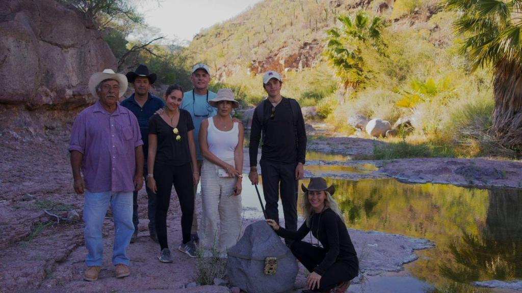 Regina, a la derecha, en una de sus expediciones.