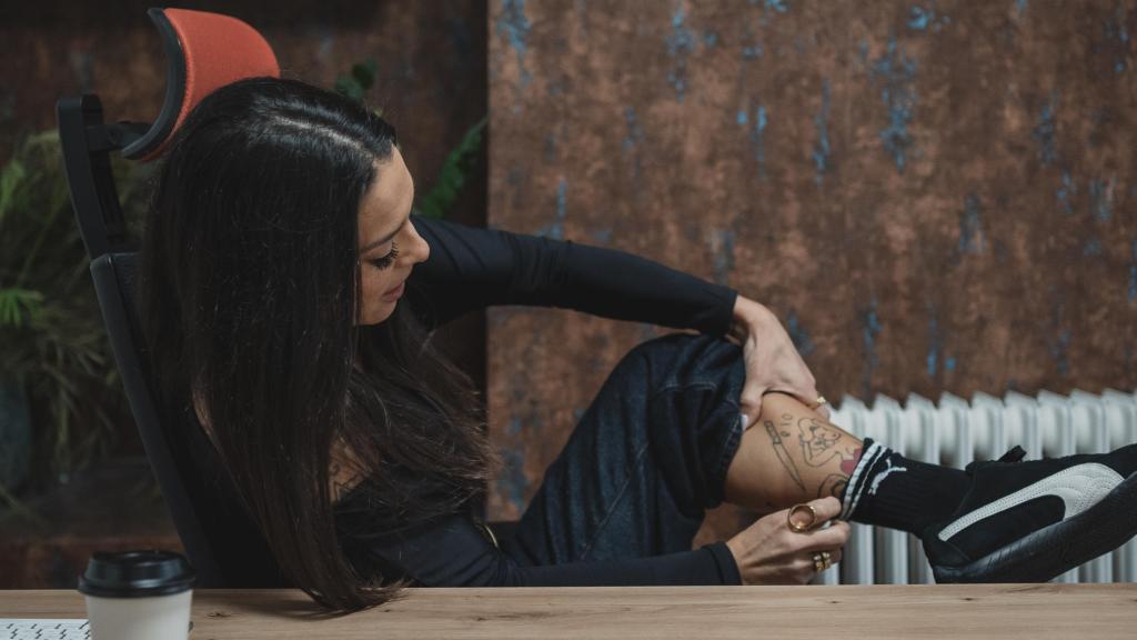 Lorena Castell enseñando sus tatuajes en su entrevista con EL ESPAÑOL.