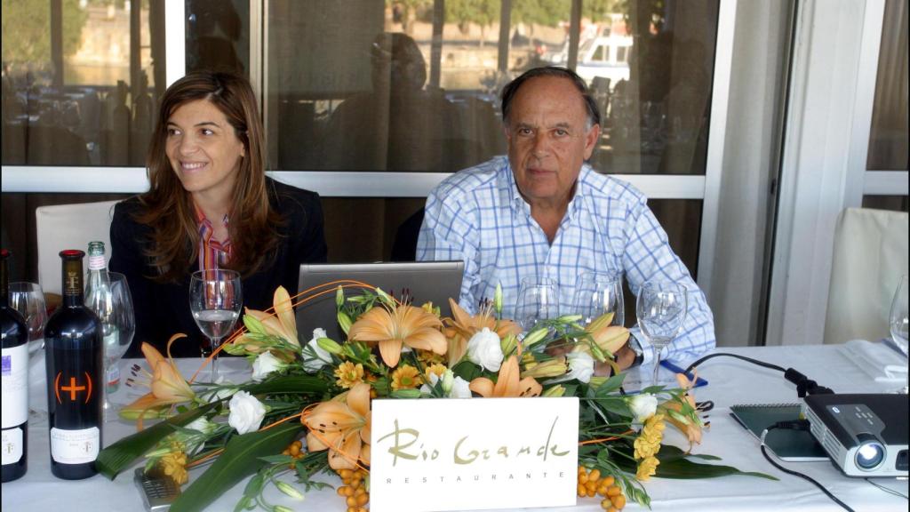 Xandra Falcó junto a su padre, Carlos Falcó, durante la presentación del vino Summa Varietalis en el año 2002.