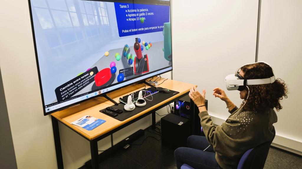 La redactora de DIRUPTORES probando el demostrador de realidad virtual con funciones hápticas.