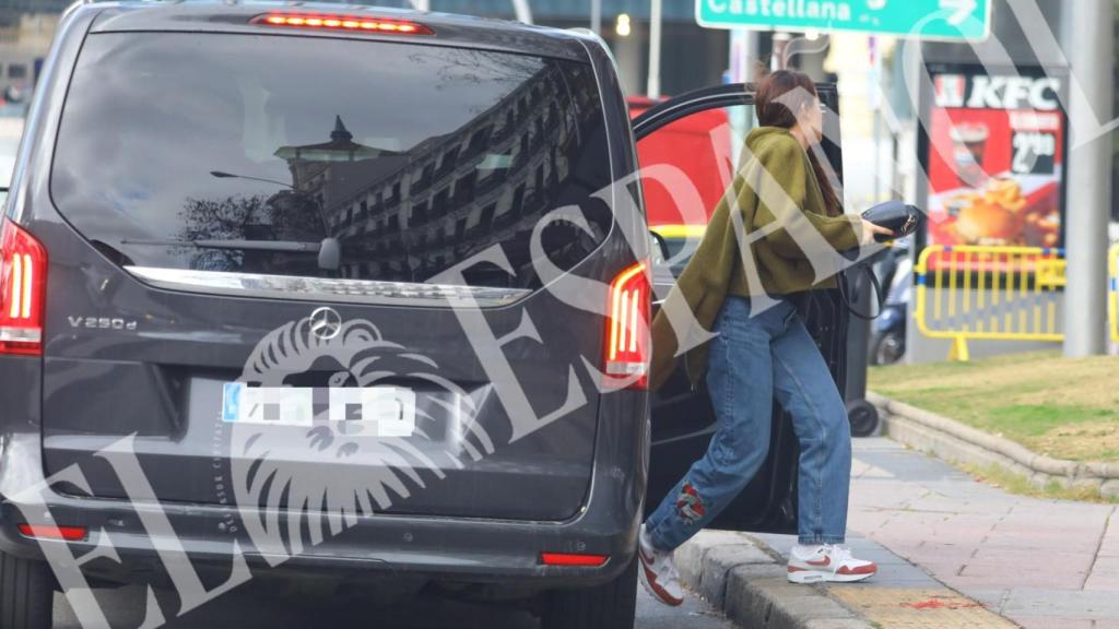 Almudena Navalón, saliendo de la furgoneta.
