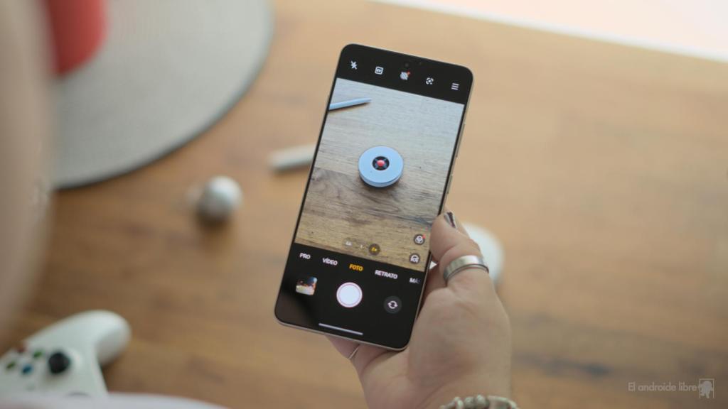 OnePlus 13R con la cámara abierta
